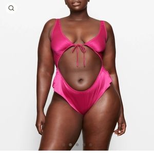 WOVEN SHINE TIE FRONT TEDDY kimkardashian